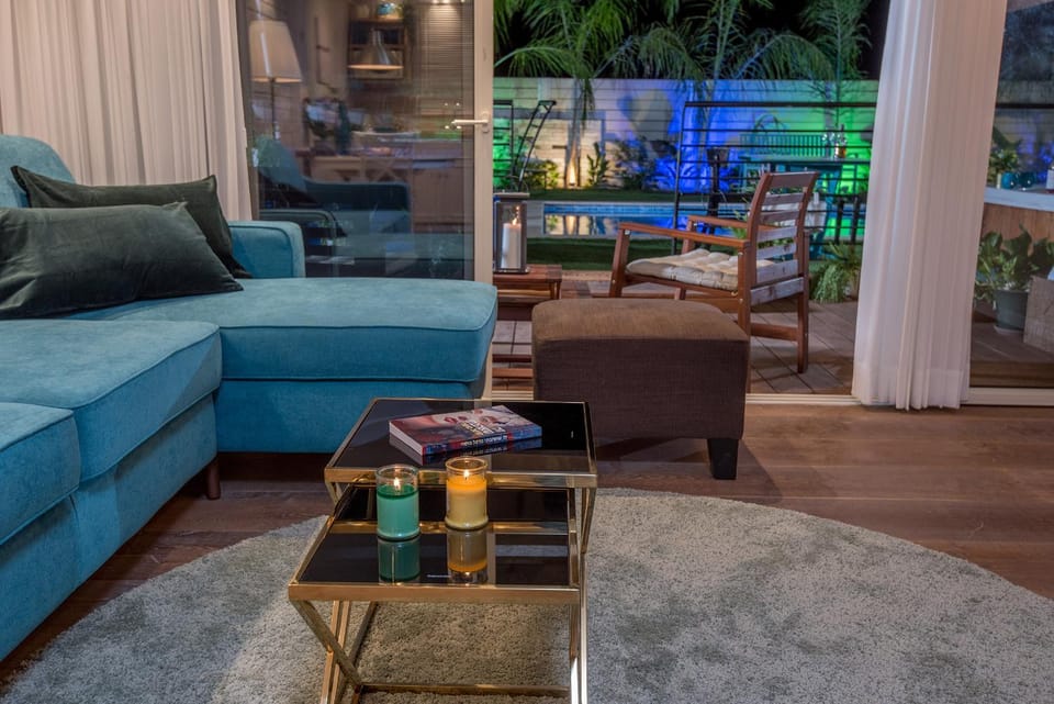 Patio, Living room