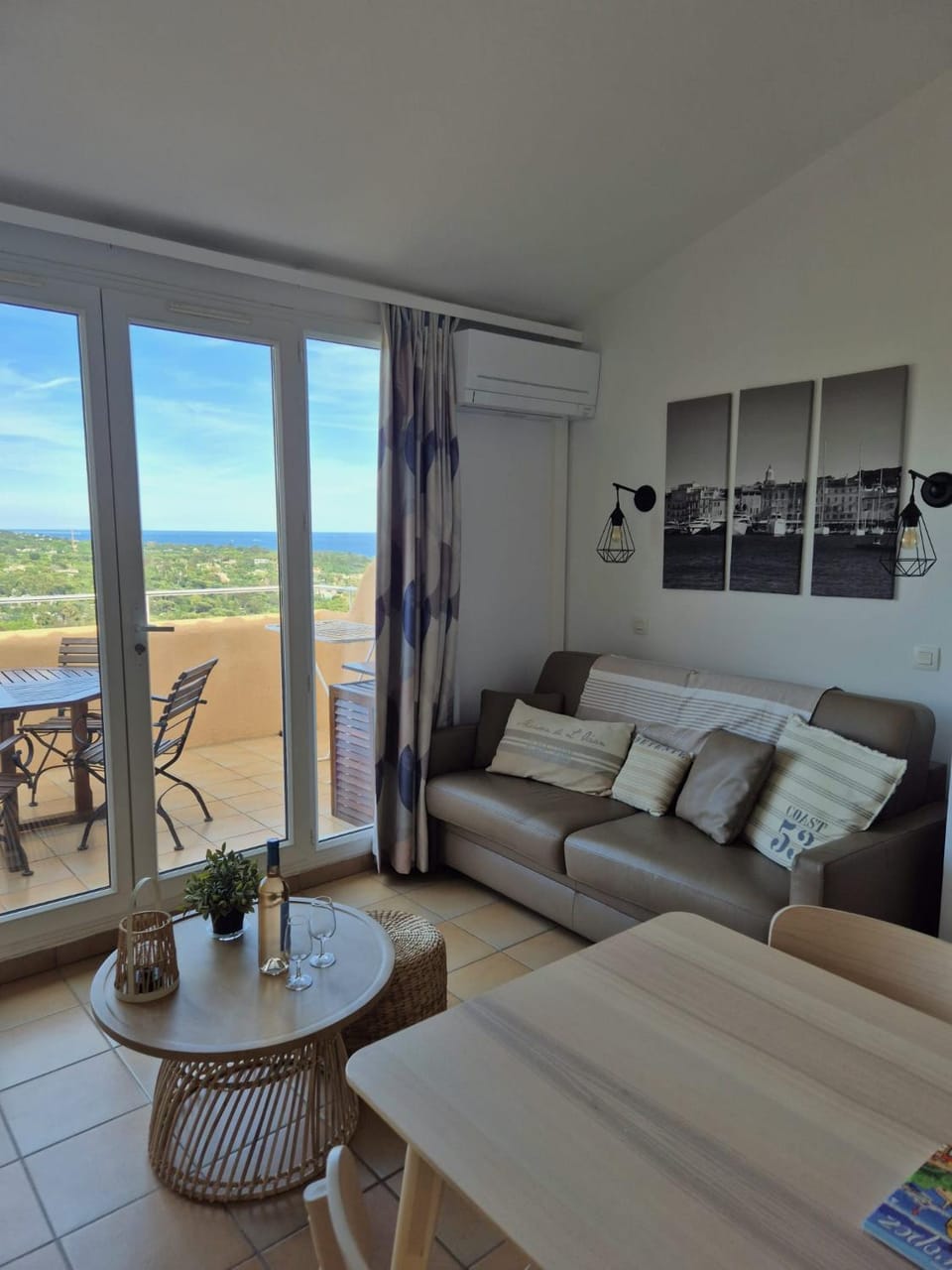 Living room, air conditioner