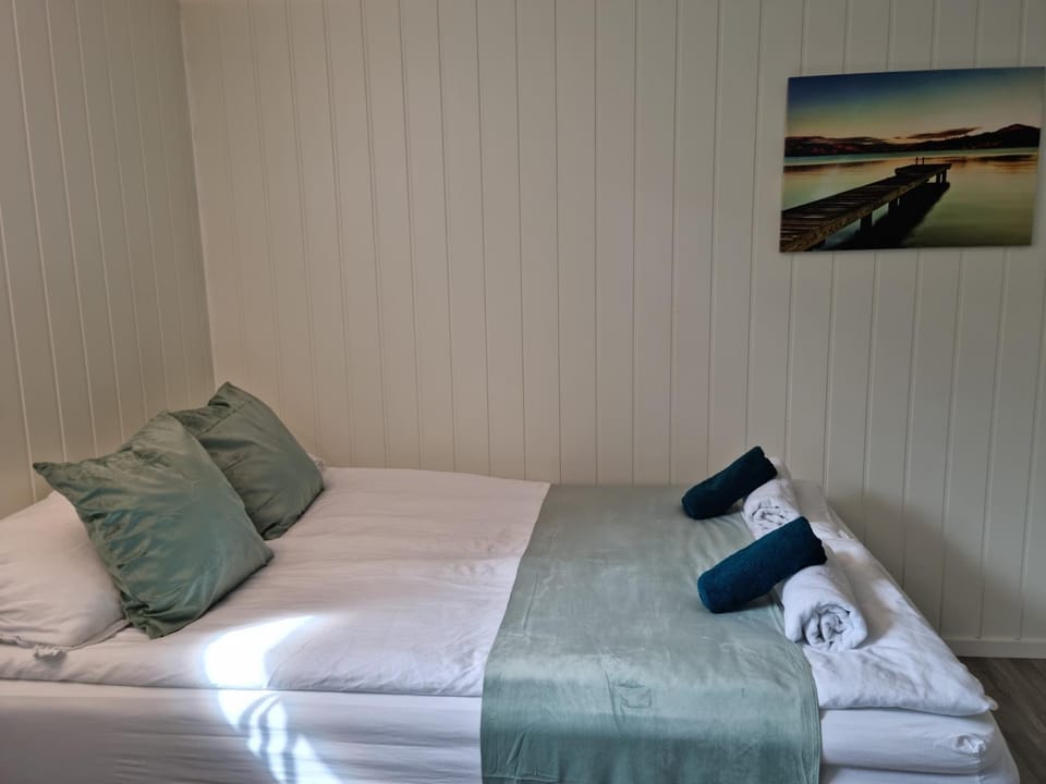 Bed, towels