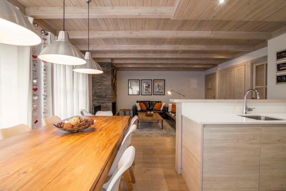 Kitchen or kitchenette, Dining area