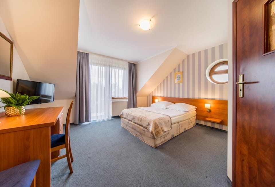Bed, TV and multimedia, Photo of the whole room, Bedroom, hair dresser