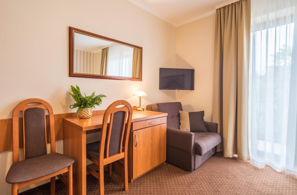 Bed, TV and multimedia, Living room, Photo of the whole room