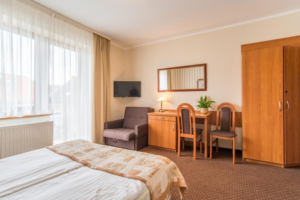 Bed, TV and multimedia, Living room, Photo of the whole room, Seating area, Bedroom, wardrobe