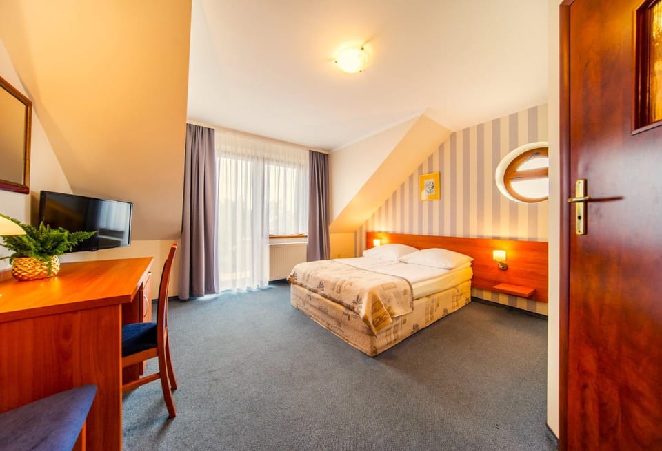 TV and multimedia, Photo of the whole room, Bedroom