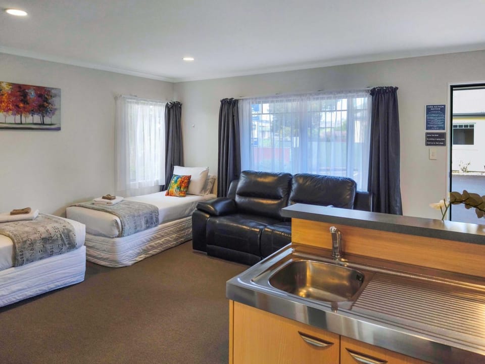 Kitchen or kitchenette, Living room, Seating area