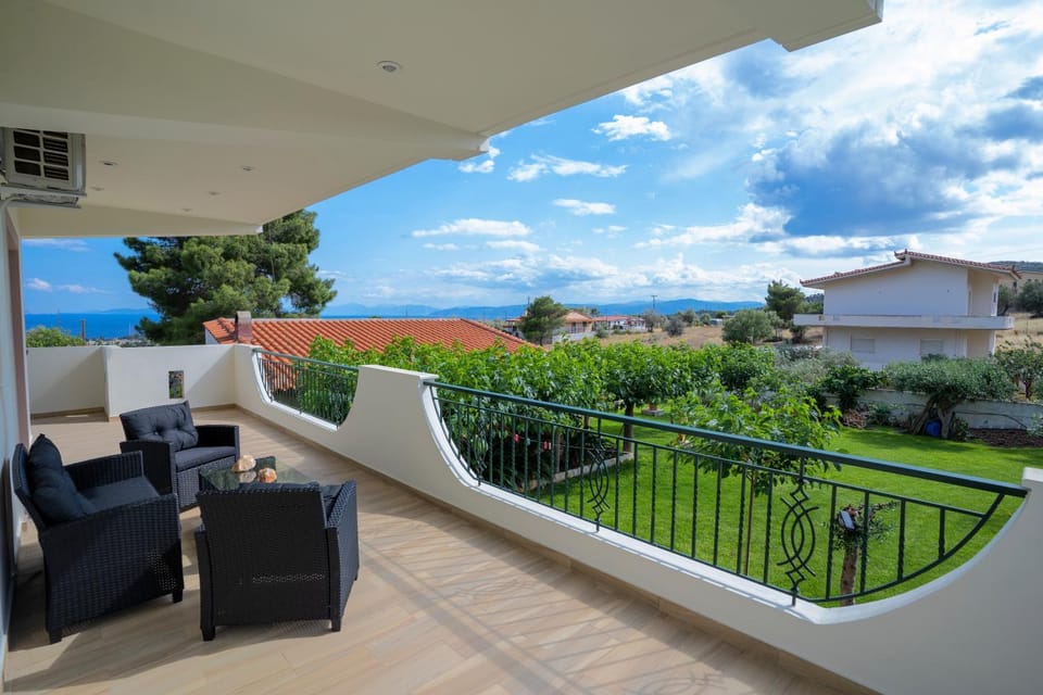 Property building, Day, Garden, View (from property/room), Balcony/Terrace, Seating area, Garden view, Sea view