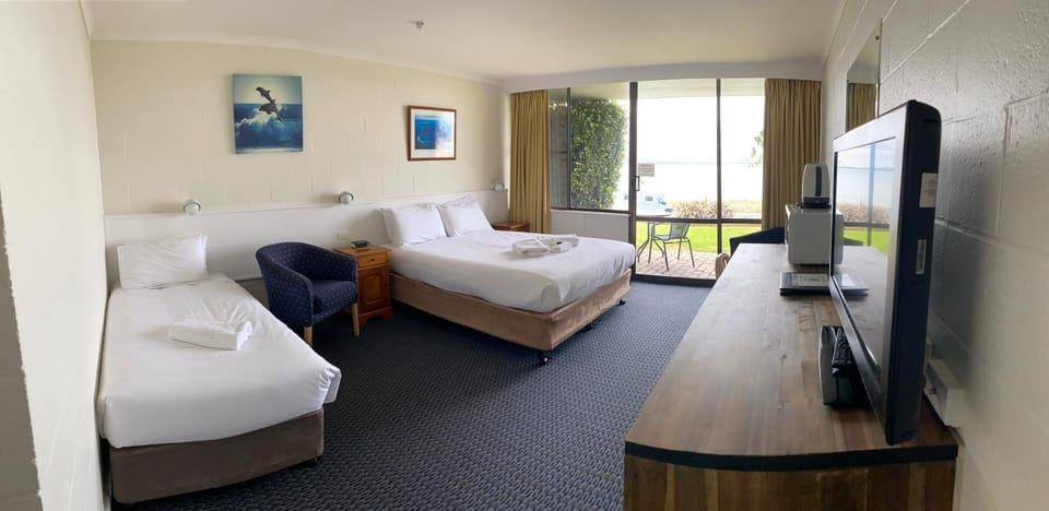 Bed, TV and multimedia, Photo of the whole room