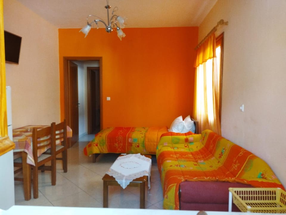 Bed, TV and multimedia, Living room, Photo of the whole room, Seating area