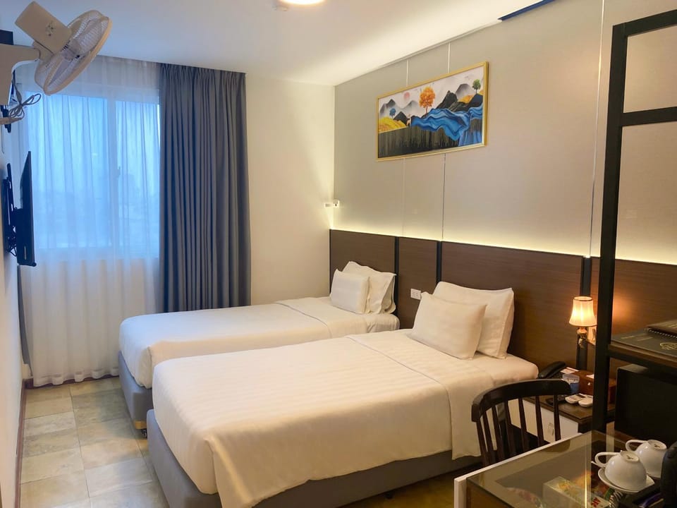 Bed, Photo of the whole room, Seating area, Bedroom