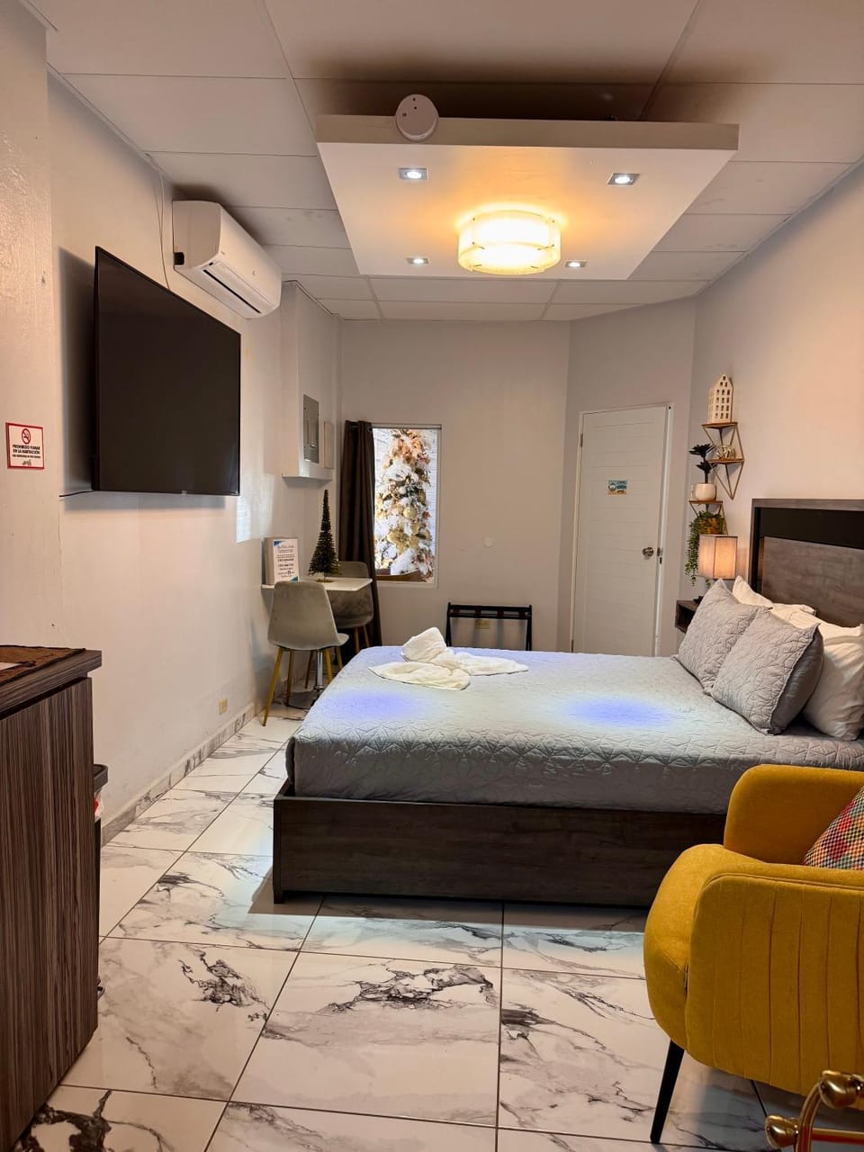 Bed, TV and multimedia, Living room, Photo of the whole room, Seating area, Bedroom, air conditioner