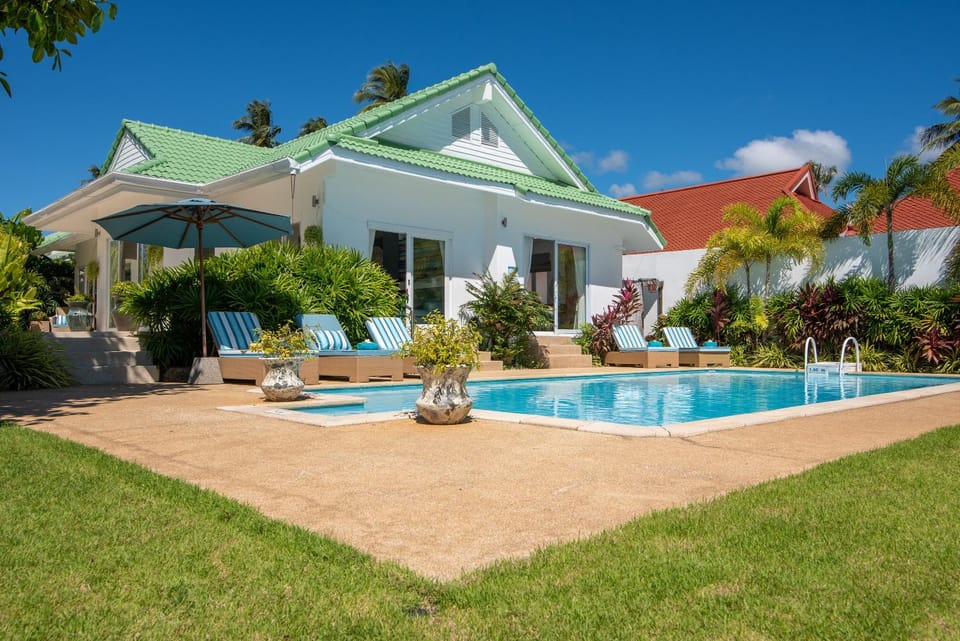 Property building, Patio, Garden, Garden view, Pool view, Swimming pool, sunbed