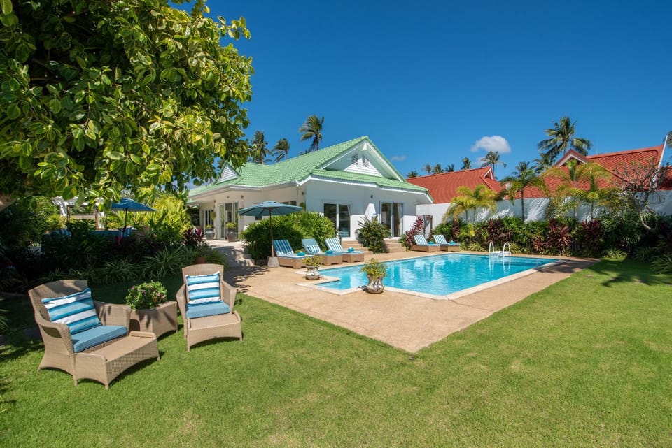 Property building, Garden, Garden view, Pool view, Swimming pool, sunbed