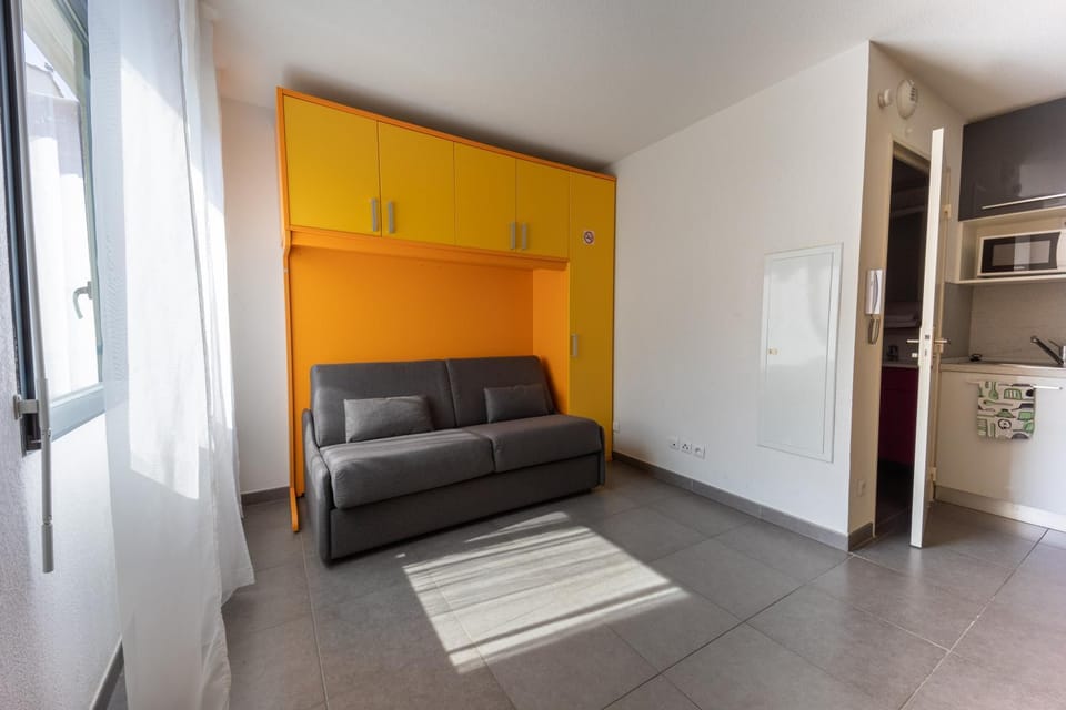 Living room, heating, microwave, soundproof, storage, washing machine