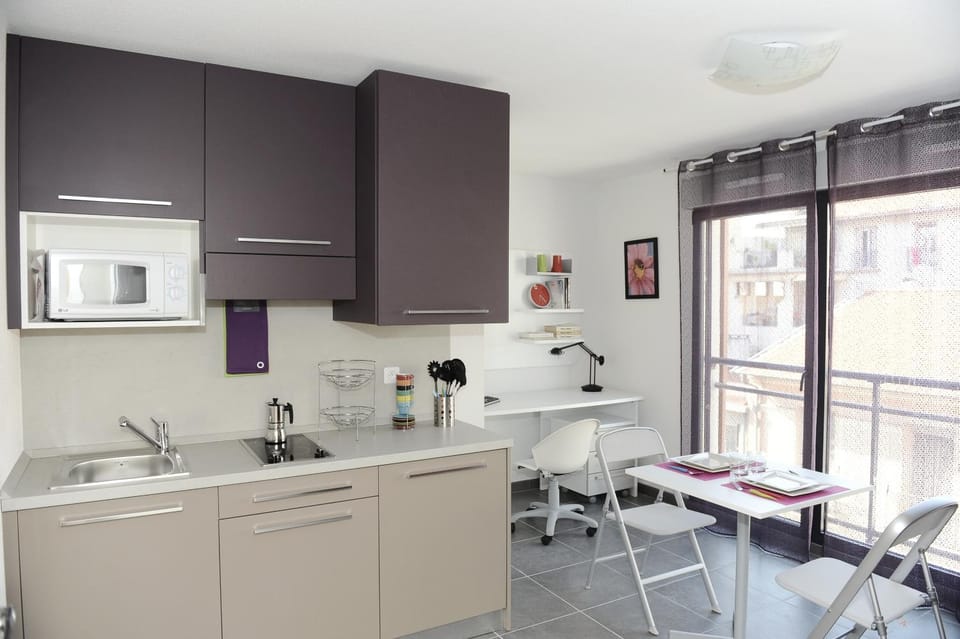 Kitchen or kitchenette, Dining area