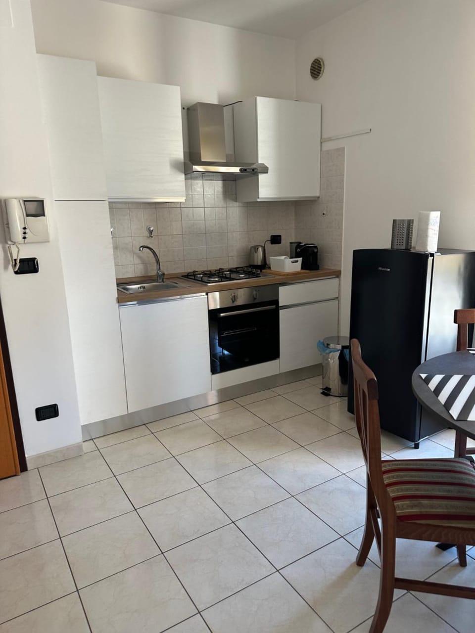 Kitchen or kitchenette, Dining area, oven