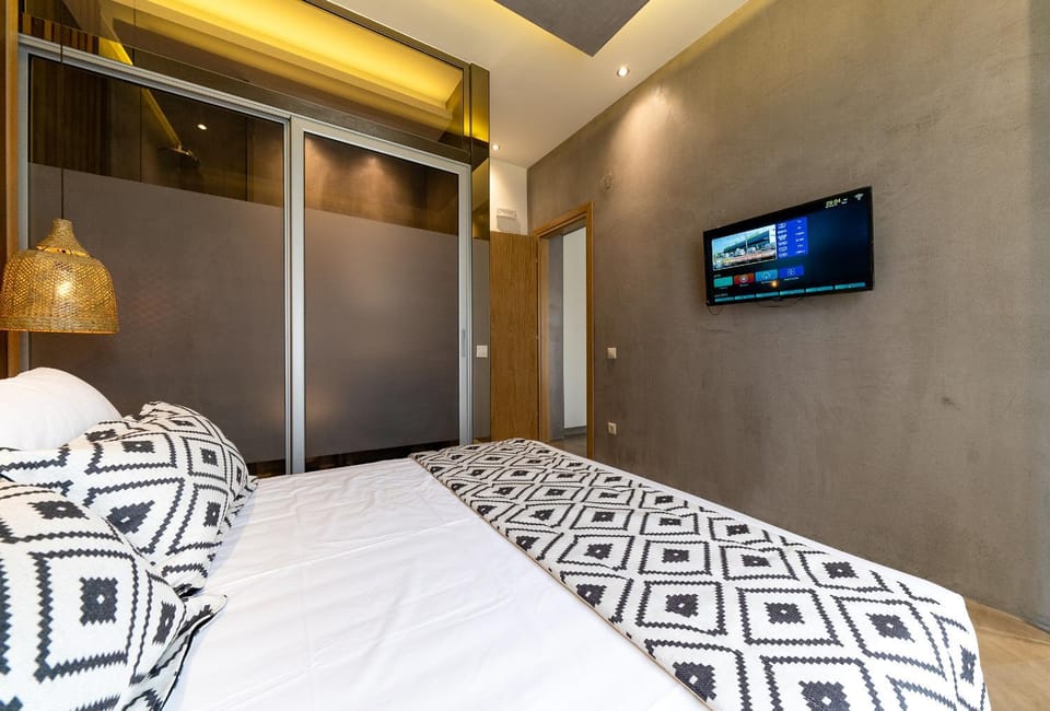 Bed, TV and multimedia, Bedroom
