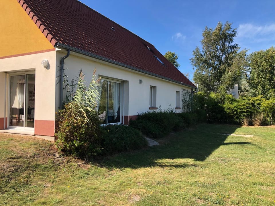 Property building, Day, Garden, Garden view
