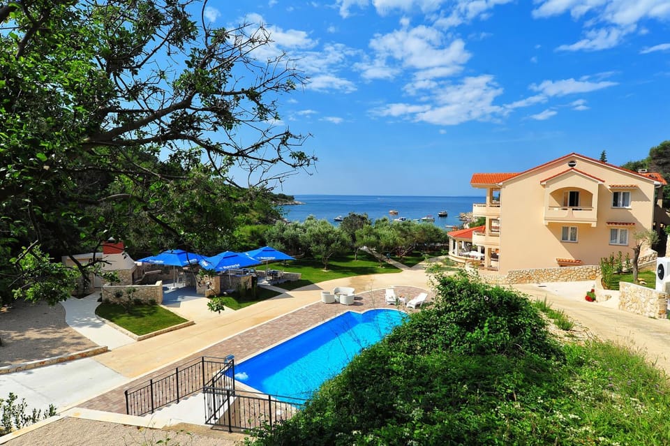 Property building, Neighbourhood, On site, Area and facilities, Swimming pool, Swimming pool