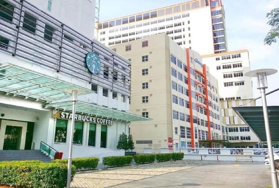 Property building, Nearby landmark, Facade/entrance, Neighbourhood