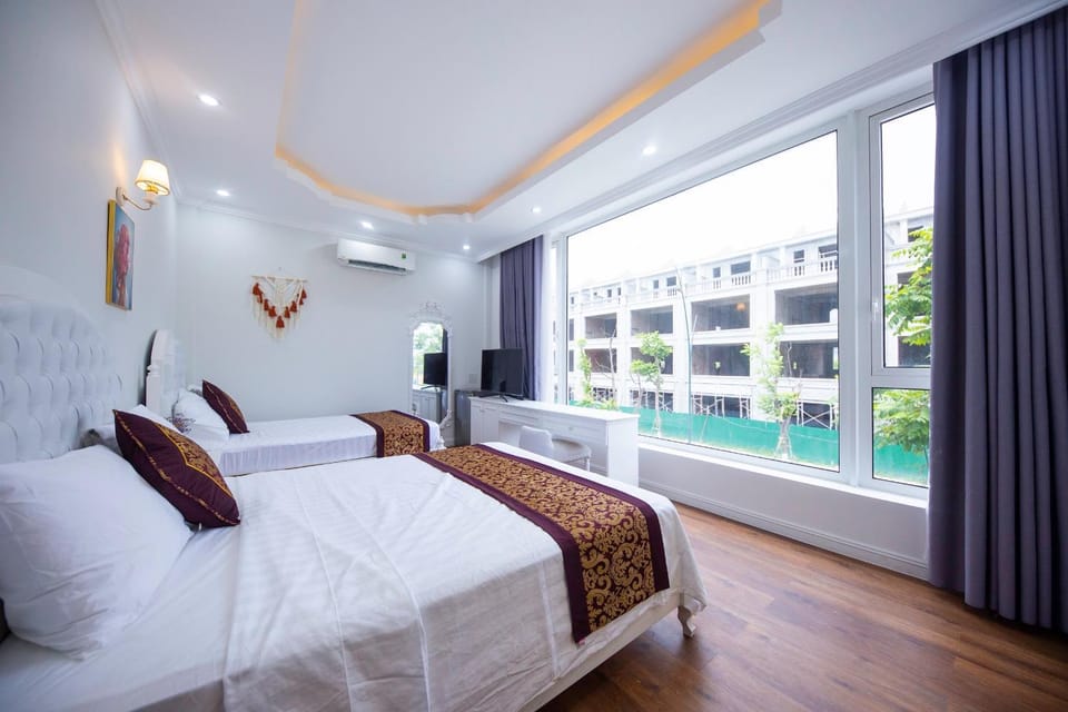 Bed, Bedroom, towels, air conditioner