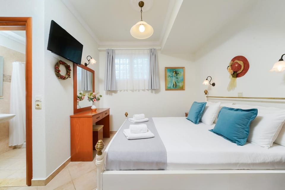 Bed, TV and multimedia, Photo of the whole room, Bedroom