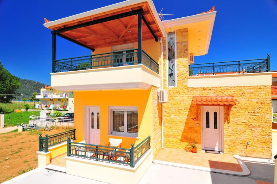 Property building, Day, View (from property/room), Balcony/Terrace