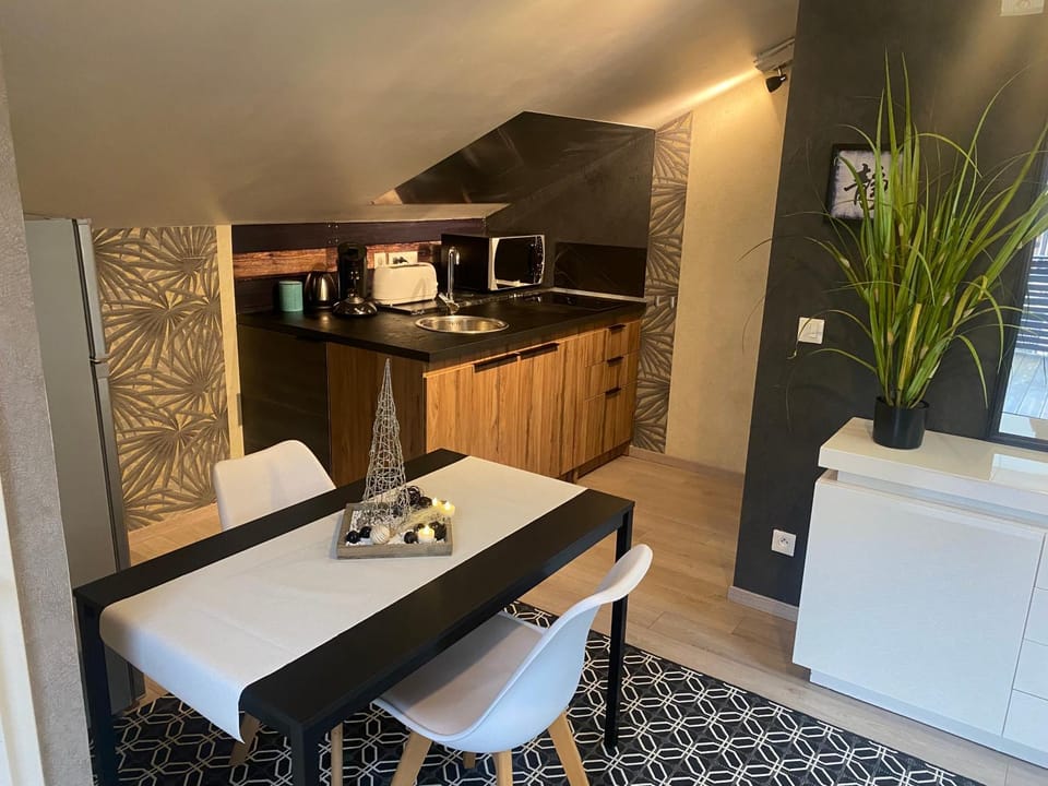 Kitchen or kitchenette, Dining area