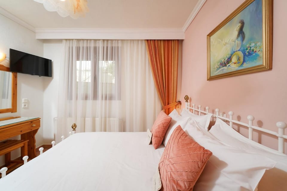Bed, TV and multimedia, Photo of the whole room, Bedroom