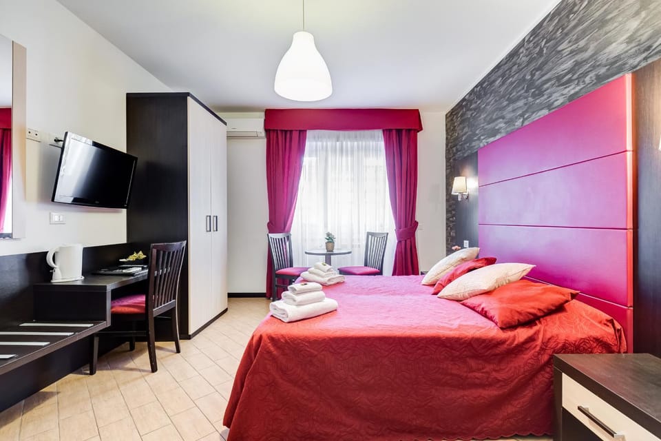 Bed, TV and multimedia, Photo of the whole room, Bedroom