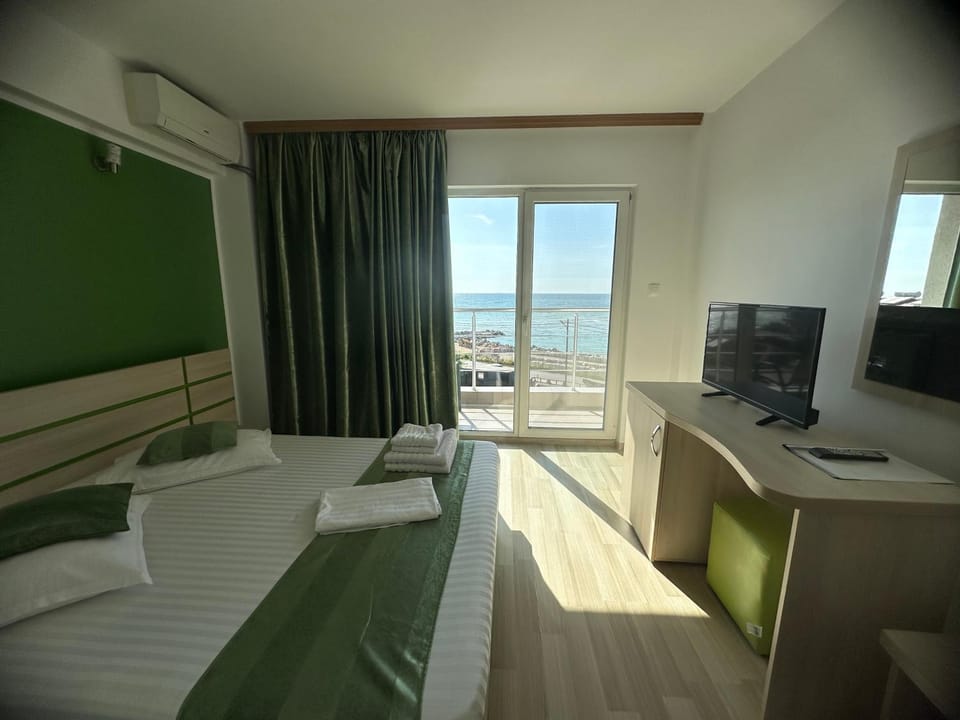Photo of the whole room, Sea view