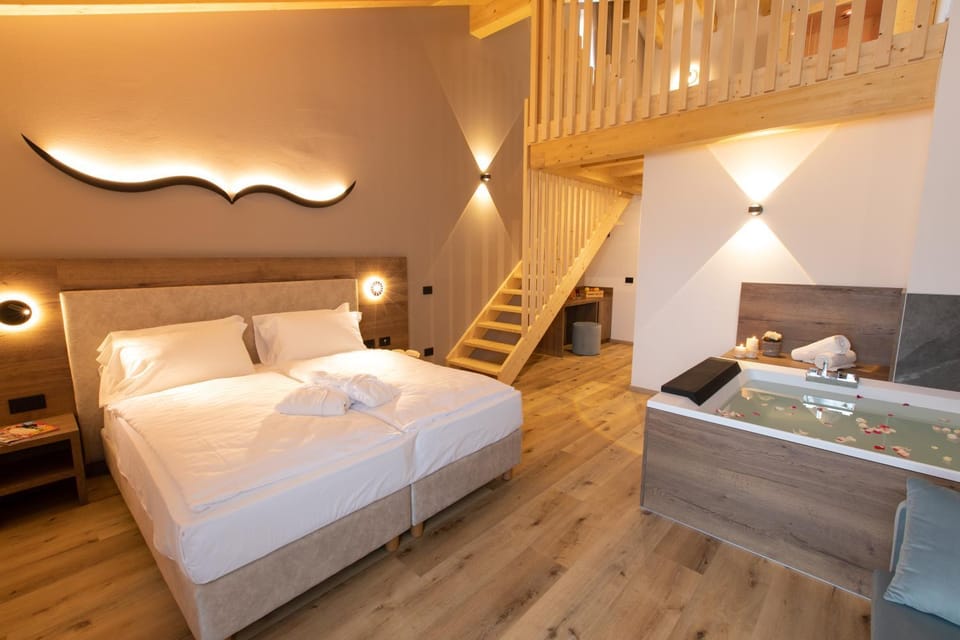 Bed, Hot Tub, Sauna, Photo of the whole room, Bedroom