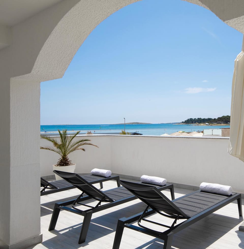 View (from property/room), Balcony/Terrace, Sea view, sunbed