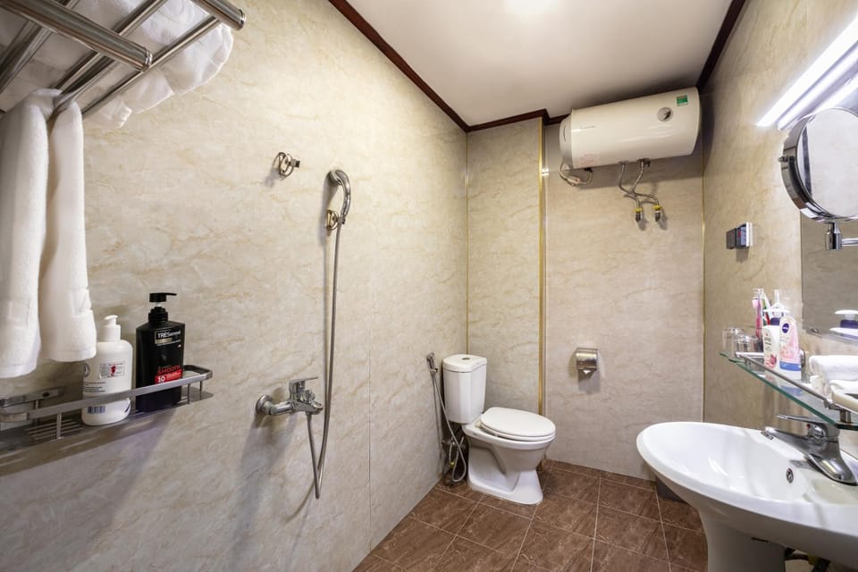 Shower, Toilet
