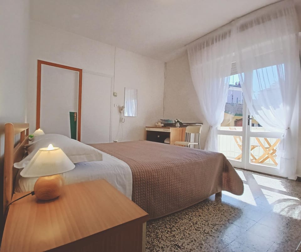 Photo of the whole room, City view