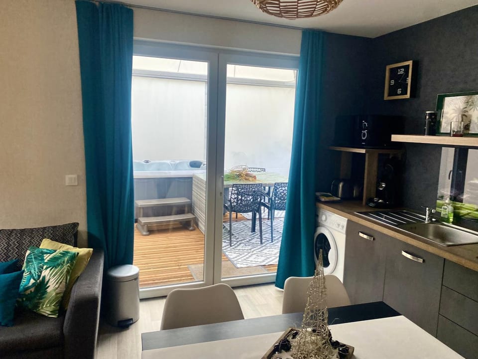 Kitchen or kitchenette, Dining area