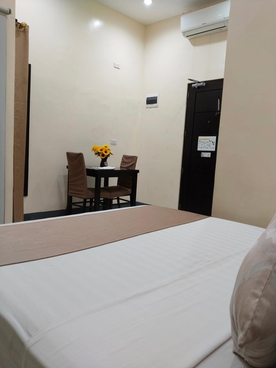 Seating area, Dining area, Bedroom, air conditioner
