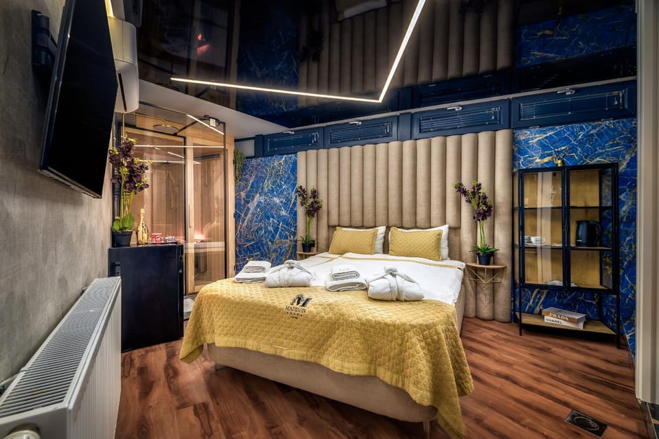 Bed, TV and multimedia, Bedroom