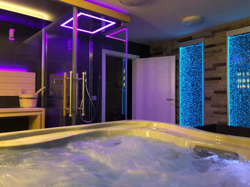 Hot Tub, Sauna, Steam room, Spa and wellness centre/facilities
