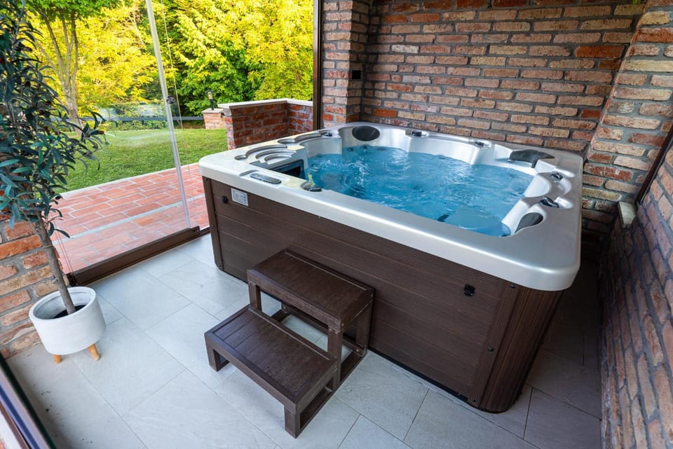 Hot Tub, Hot Tub