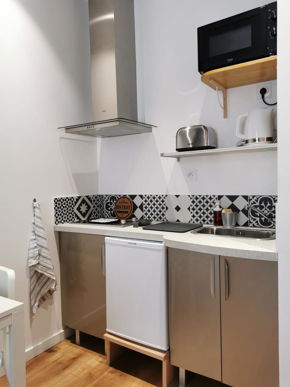 Kitchen or kitchenette
