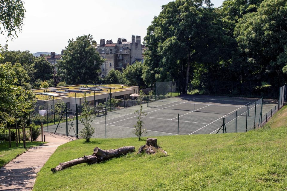 Beautiful, modern 1 bedroom luxury apartment with free allocated onsite parking in Hope Place Bath, City Centre with Beautiful City Views, a stones throw from The Royal Crescent in Bath Apartment in Bath