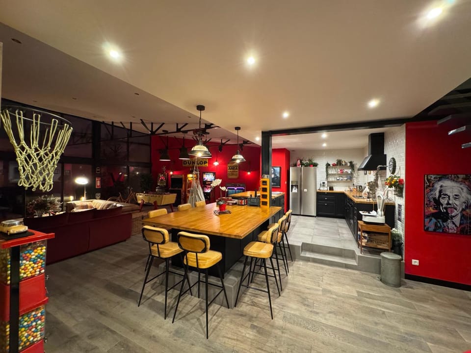 Loft Spa Reims-fr 250m2 privatifs, piscine intérieure chauffée, spa et parking Apartment in Reims