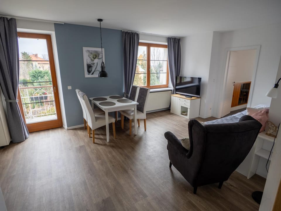 TV and multimedia, Kitchen or kitchenette, Living room, Seating area, Dining area