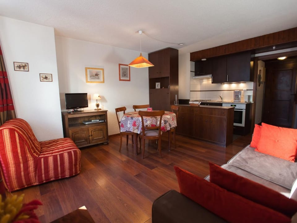 Studio Charmant avec Vue Mont Blanc, Parking et Animaux Admis - FR-1-517-35 Apartment in Chamonix