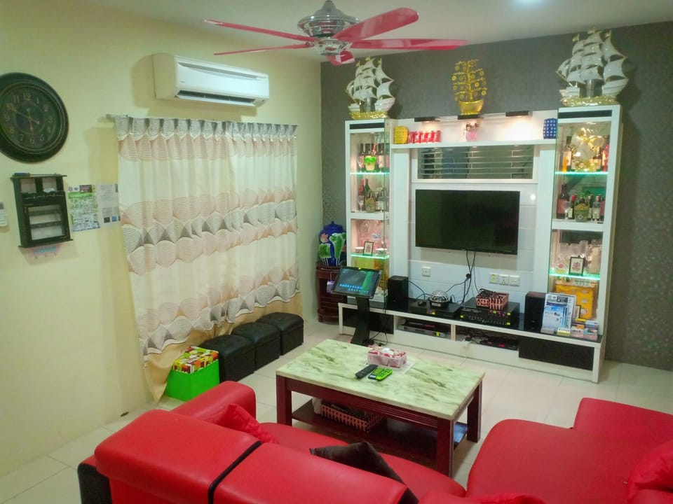 KS 88 Terrace Homestay 15Pax 4R2B nearby LotusTesco House in Selangor, Malaysia