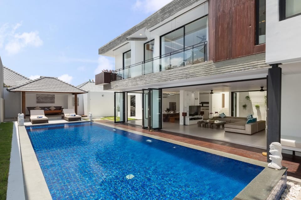 Property building, Swimming pool, sunbed