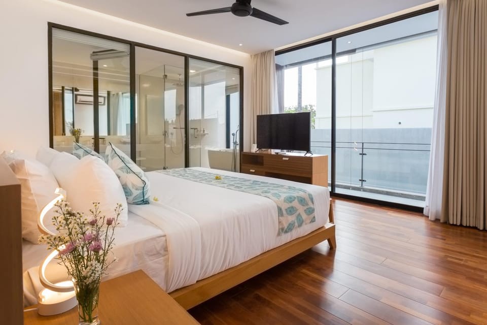 Bed, Natural landscape, TV and multimedia, Photo of the whole room, Bedroom