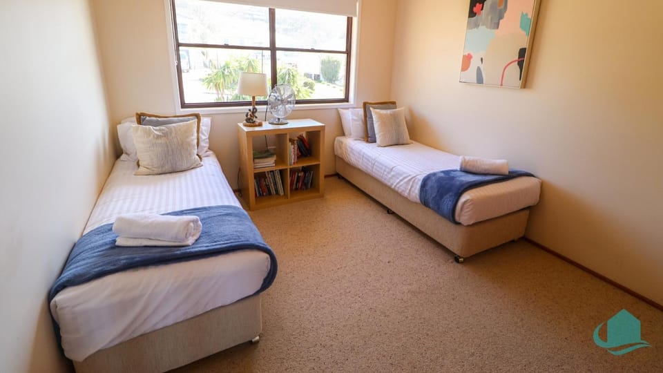 Waves @ Caves - Dog Friendly + Coastal Views House in Swansea