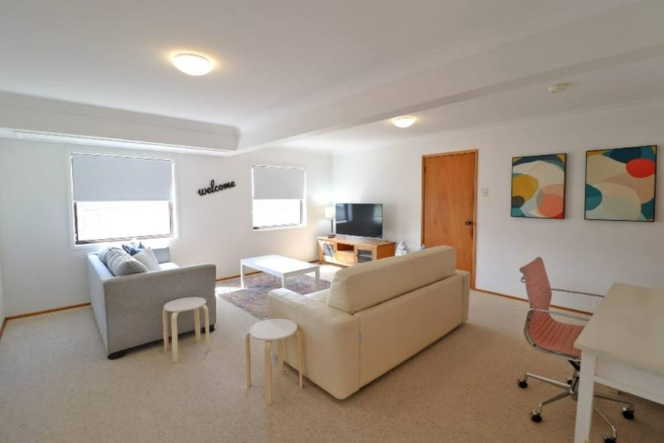 Waves @ Caves - Dog Friendly + Coastal Views House in Swansea