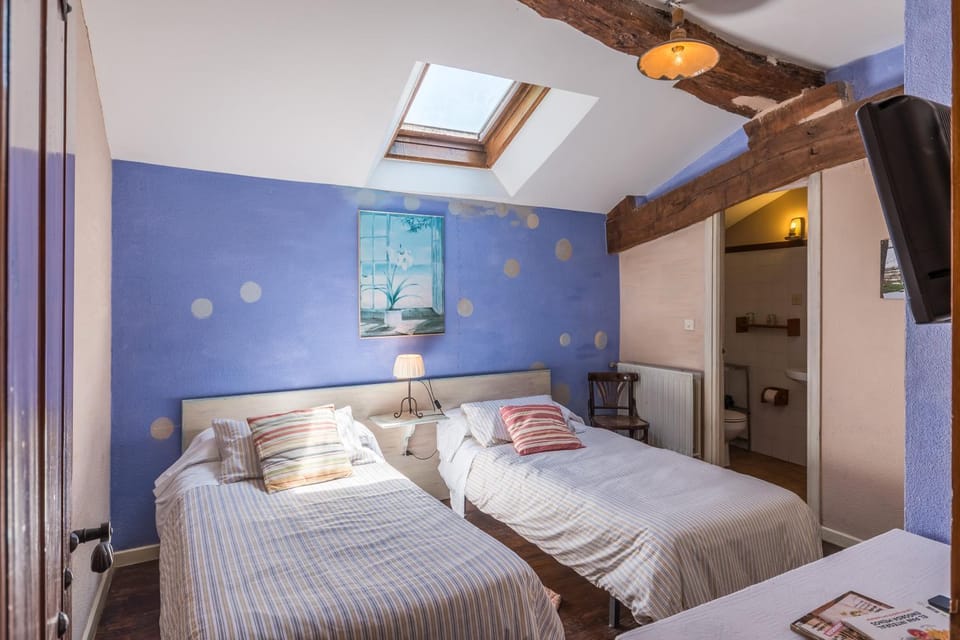 Bed, Photo of the whole room, Decorative detail, Bedroom